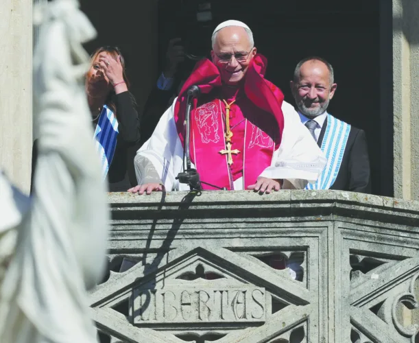 Pope calls for dialogue over conflict, see hope in youth